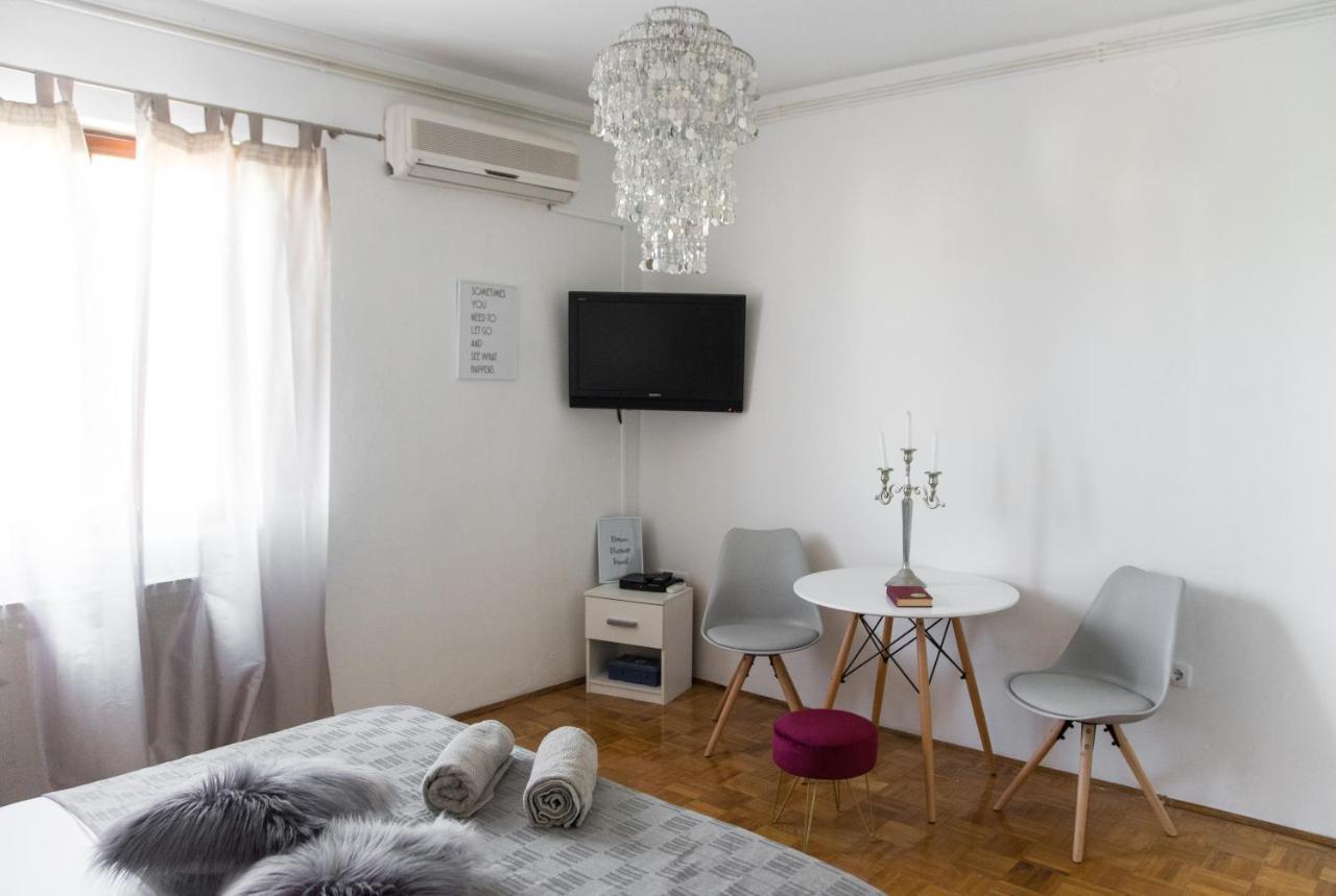Casa Tosic Apartment Ровин Екстериор снимка