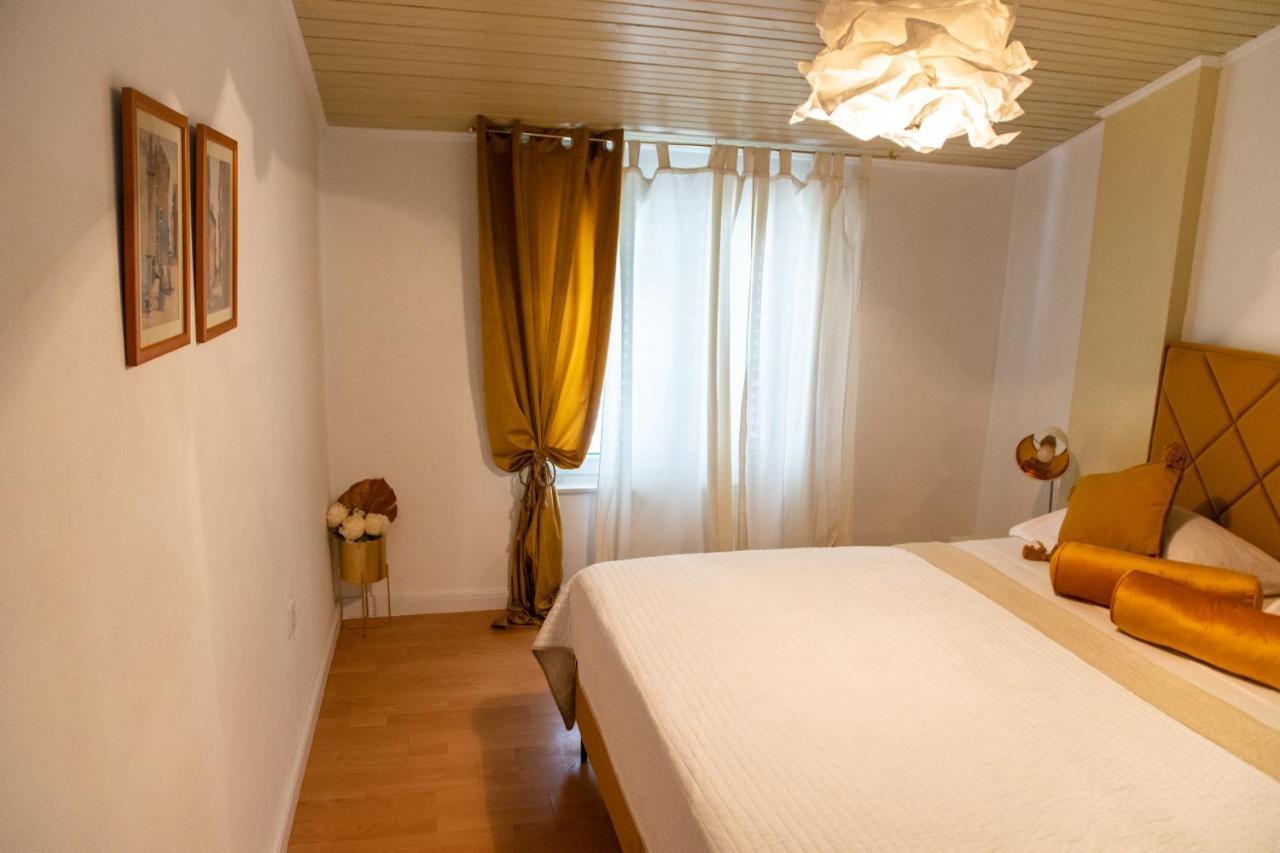 Casa Tosic Apartment Ровин Екстериор снимка